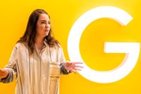 Googles svenska designchef Isabelle Olsson omger sig på jobbet med en mängd olika föremål, som teförpackningar och tandborstar.