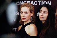 Eva Röse (i mitten) var en av 220 skådespelare på stod upp mot sexövergrepp och trakasserier på Södra teatern. En rad skrämmande vittnesmål lästes upp på scenen. 