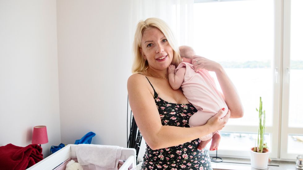 ”Det var så skönt att föda hemma, jag kände ett helt annat lugn än vid mina tidigare förlossningar”, säger Caroline Carlstrand Nyberg.