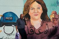 Ett porträtt av den dödade journalisten Shireen Abu Akleh målat på en vägg i Gaza.