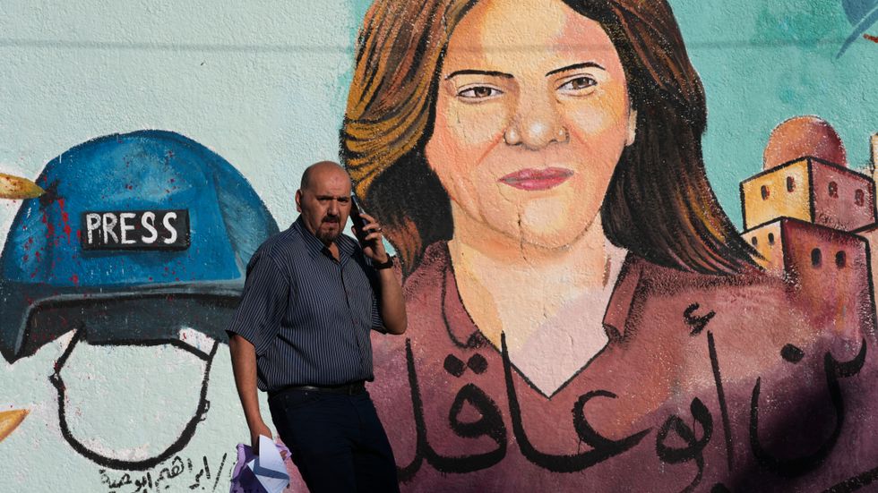 Ett porträtt av den dödade journalisten Shireen Abu Akleh målat på en vägg i Gaza.