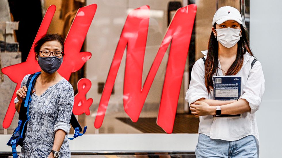 Flera av H&M:s aktieägare ställer nu krav på att klädjätten ska se till att sömmerskorna som syr kläderna man säljer ska ha bättre lönevillkor.