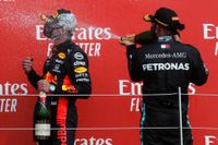Red Bulls Max Verstappen, vänster, sprutades ned med champagne av Mercedes regerande världsmästare Lewis Hamilton efter F1-segern på Silverstone.