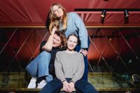 Ina Lundström, Emma Knyckare och ”Scroll-Mia” gör liveshow med podden ”Flashback forever”.