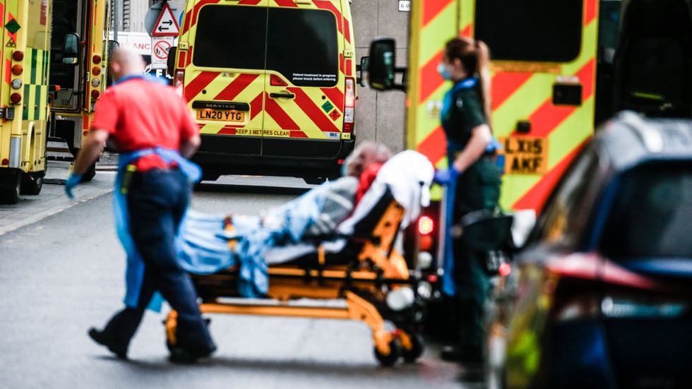 Ambulanser i kö utanför Royal London Hospital i den brittiska huvudstaden.