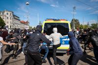 Maskerade personer attackerar en polisbil i samband med en demonstration för Black Lives Matter i Göteborg 2020.