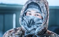 Jakutskbor promenerar på en snötäckt gata i Jakutsk i östra Ryssland.