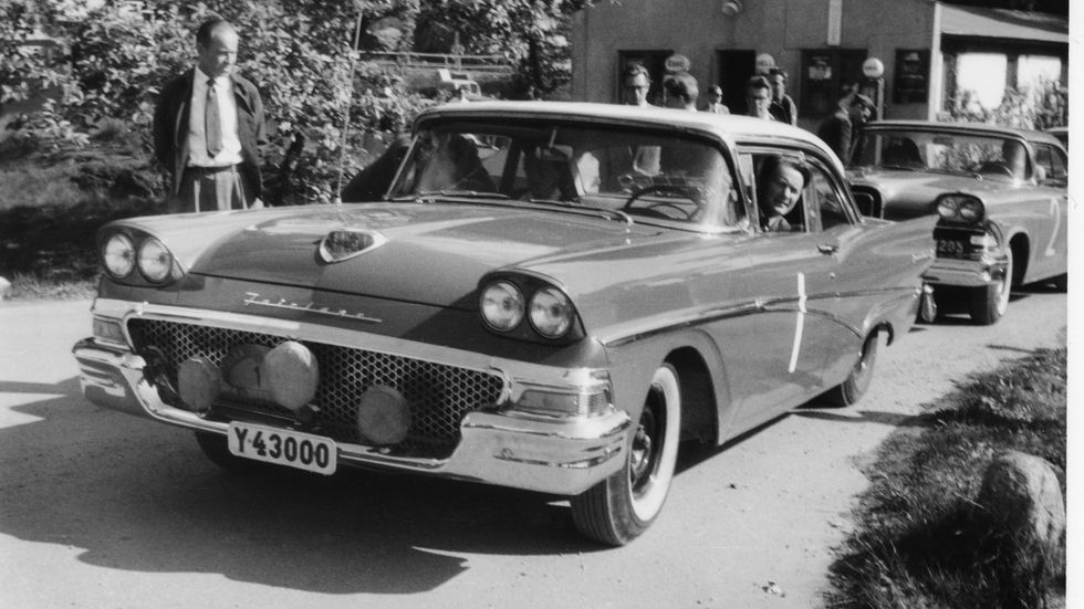 Ford säljdirektör Claes Livijn övervakar en Ford Fairlane Club Sedan. Vid ratten sitter Fordhandlaren i Örnsköldsvik Martin Carlstedt med sin fru Gulli i ett uppehåll i Midnattssolsrallyt 1958.