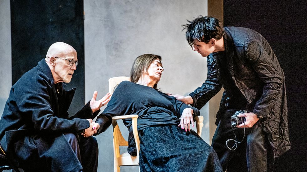 Carl Magnus Dellow, Monica Stenbeck och Erik Ehn repeterar ”Andante” på Dramaten med gott humör trots temat åldrande och demens.