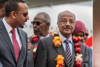 Eritreas utrikesminister Osman Sale (t h) togs emot av Etiopiens premiärminister Abiy Ahmed (t v) den 26 juni för fredssamtal. Fredsavtalet som sedan tecknades i måndags kan bidra till en positiv utveckling för den fängslade svenske medborgaren Dawit Isaak.