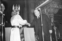 Nobelpristagaren i litteratur, Frans Eemil Sillanpää (1888-1964) överlämnar traditionsenligt ett smycke till Sveriges Lucia 13/12 1939.