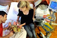 För tidigt födde Noel är båda ljus- och ljudkänslig. Därför är belysningen i rummet på samvårdsavdelningen på Danderyds sjukhus dämpad och föräldrarna, Andreas Lifbom och Jenny Lundin, försöker tala så dämpat de kan med varandra.