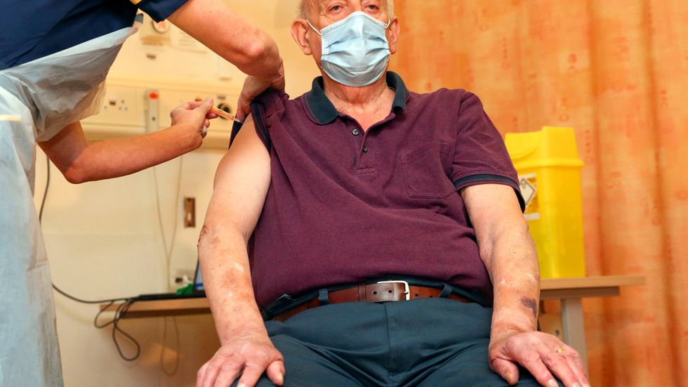 Den 82-årige dialyspatienten Brian Pinker blev den första britten att få Astra Zenecas vaccin.