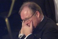 Dåvarande statsminister Göran Persson smygpratar i telefon under Nobelmiddagen 2003.