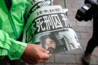 Japans största dagstidning Yomiuri Shimbun kom med extraupplagor på fredagen för att rapportera om man avrättat Shoko Asahara, ledaren för den domedagssekt som utförde en dödlig sarinattack i Tokyos tunnelbana 1995.
