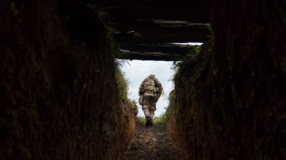 Ett ukrainskt befäl lämnar en bunker nära Slovjansk i östra Ukraina den 5 augusti.