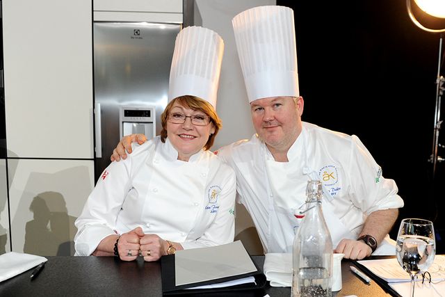 Karin Fransson och Mathias Dahlgren under juryarbetet för Årets kock 2014.