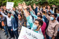 I Irans huvudstad Teheran protesterade demonstranter utanför den svenska ambassaden i måndags för att protestera mot koranbränningarna.