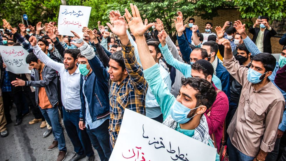 I Irans huvudstad Teheran protesterade demonstranter utanför den svenska ambassaden i måndags för att protestera mot koranbränningarna.
