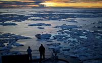 Forskare står på den finska isbrytaren MSV Nordica och ser ut över Arktis, medan solen går ner över havsisen som flyter runt i strömfåran Victoria Strait. Forskning visar att Arktis värms upp dubbelt så fort som den övriga planeten. 