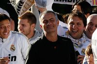 Uppdraget slutfört. José Mourinho njöt när Real Madrid hyllades vid Cibeles-fontänen efter ligasegern.