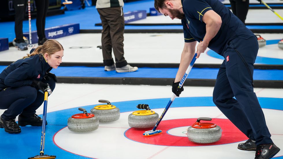 Sveriges Almida de Val och Oskar Eriksson under onsdagens mixeddubbel i curling (grundomgång) mellan Sverige och Storbritannien i National Aquatics Centre, under vinter-OS i Peking 2022.