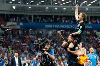 Kroatiens lagkapten Luka Modric på Dejan Lovrens axlar efter kvartsfinalsegern mot hemmanationen Ryssland i fotbolls-VM.