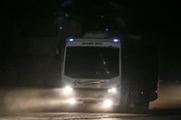 En buss med tillfångatagna IS-medlemmar korsar gränsen från Syrien till Turkiet den 18 oktober. Arkivbild.