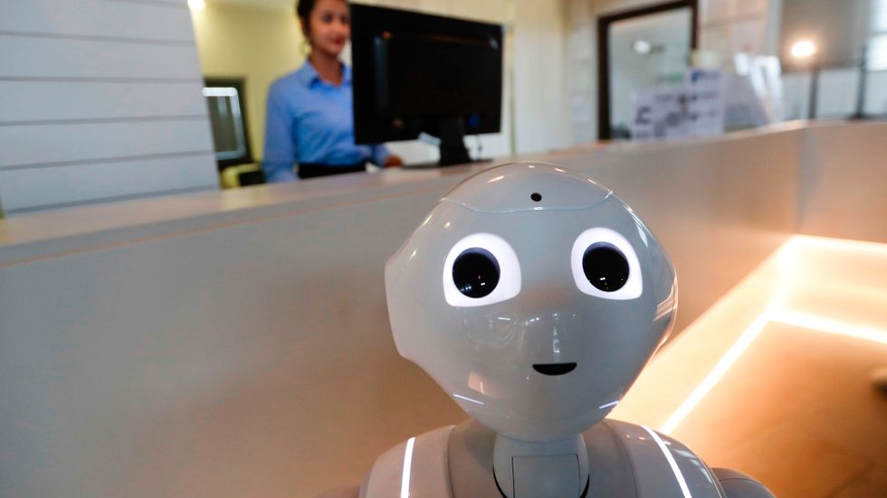En robot som kan svara på enklare frågor om bankärenden och dessutom locka in nya kunder till bankkontoret. Det är ett initiativ från storbanken HSBC och som bland annat lanserats vid kontoren på Manhattan i New York. Bilden är dock tagen på en likadan robot vid ett hotell. Arkivbild.