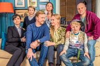 De medverkande i ”Bonusfamiljen”: Jakob Lundqvist och Amanda Lindh (bakre raden) samt Petra Mede, Erik Johansson, Vera Vitali, Frank Dorsin och Fredrik Hallgren (främre raden).