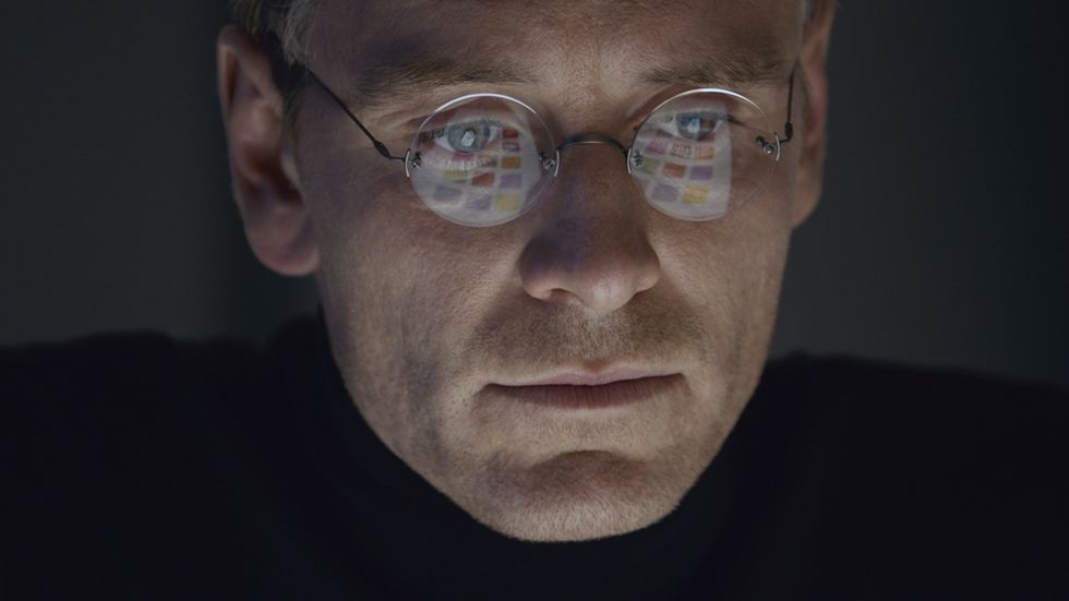 Michael Fassbender spelar Steve Jobs i en intelligent och elegant film om datorsnillet.