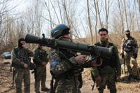 Ukrainska soldater övar med den svensktillverkat granatgevär av typen Carl Gustaf, i utkanten av Charkiv den 7 april.