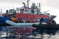 Räddningsfartyget Lifeline räddar migranter från en gummibåt. Lifeline stoppades senare från att lägga till i italienska hamnar. Arkivbild.
