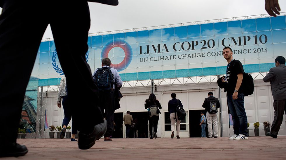 Konferensdeltagare på väg in till FN:s klimatmöte i peruanska Lima.