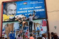   ”Låt inte Soros få sista skrattet” stod det på affischerna med en blygt leende George Soros som regeringspartiet Fidesz lät sätta upp. Affischerna kritiserades av bland andra ungerska judiska ledare för sina antisemitiska övertoner. Här är det aktivister från Egyutt-partiet som river ner dem.