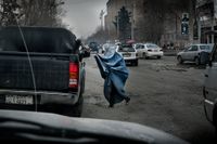 Desperata kvinnor kantar gatorna i Kabul. De kan vara krigsänkor eller förskjutna – nu lever de på allmosor från bilisterna.
