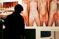 En samling av Guy Bourdins foton från det sena 70-talet visas i utställningen Guy Bourdin. A message in Madrid.