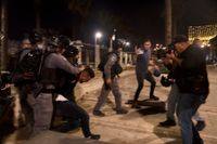 Israelisk polis griper en palestinsk demonstrant i närheten av Damaskusporten i Gamla Jerusalem på lördagskvällen.