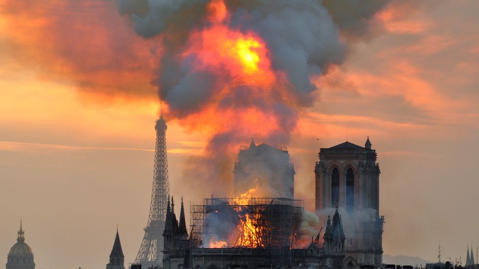 Branden varade i över tolv timmar och ledde till att den världskända katedralens spira och tak kollapsade. Arkivbild.