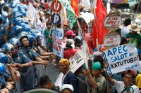 Polis vaktar demonstranter utanför Högsta domstolen i Manilla, Filippinerna.