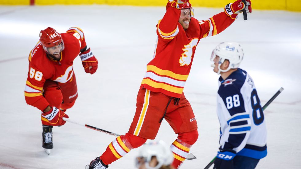 Calgarys Elias Lindholm firar sitt mål mot Winnipeg (mitten).