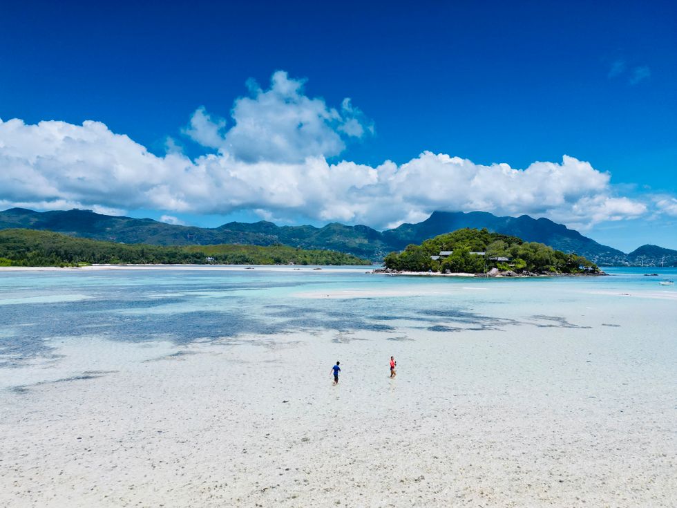Gröna berg, vit sand och kristallklart vatten är sinnebilden av Seychellerna.