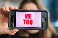 Via sociala medier började svenska kvinnor dela med sig av sina erfarenheter av övergrepp, manliga härskartekniker och trakasserier, under hashtaggen metoo.