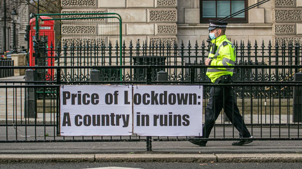 Ett kritiskt budskap mot nedstängningar vid Whitehall, Westminster i London.