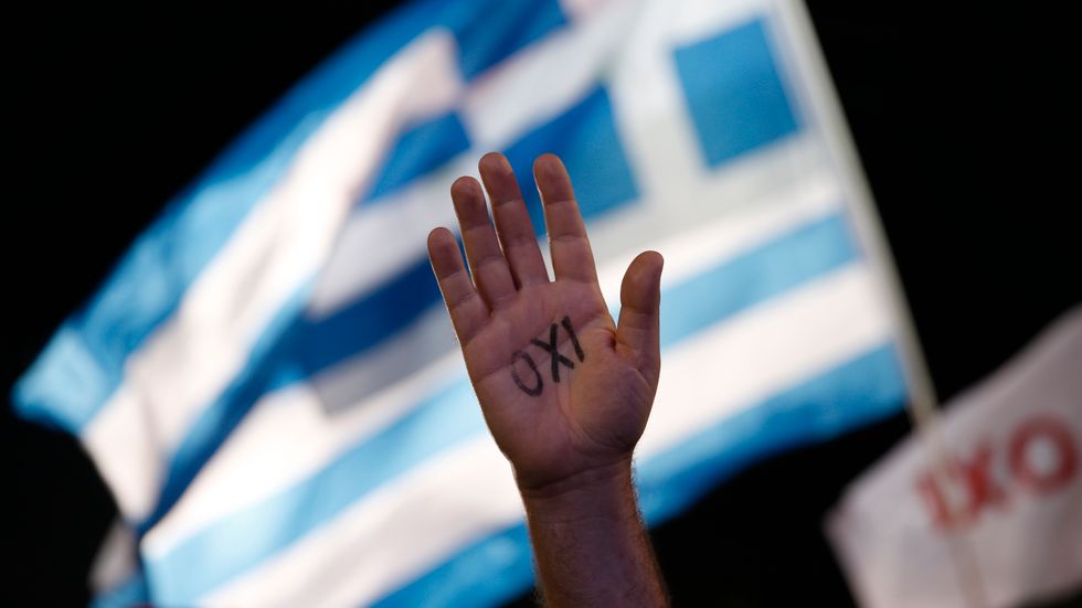 ”Så länge som grekiska medborgare förmås att tro att de i själva verket återupplever Greklands nej till Mussolini 1940 kommer man inte framåt”, skriver historikern Erik Sjöberg.