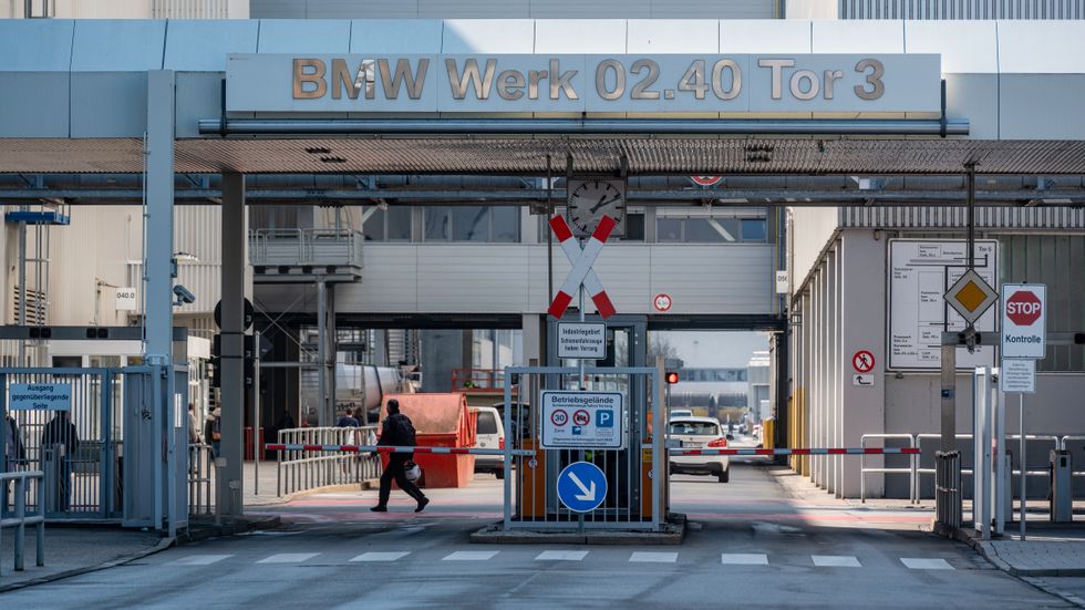 Biltillverkarna har stängt sina fabriker i hela Europa på grund av coronakrisen. Bilden är från när BMW stoppade produktionen i Dingolfing, Tyskland, i mitten av mars.  