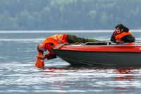 Sökandet efter döda vid Utøya fortsätter med miniubåt och som här med vattenkikare.