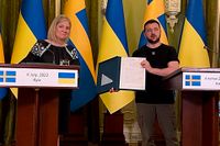 Sveriges statsminister Magdalena Andersson och Ukrainas Volodmyr Zelenskyj vid besöket i Kiev idag.