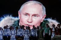 Ryssar ser på en direktsändning av Vladimir Putins tal i samband med att man firar den sjunde årsdagen av införlivandet av Krim.