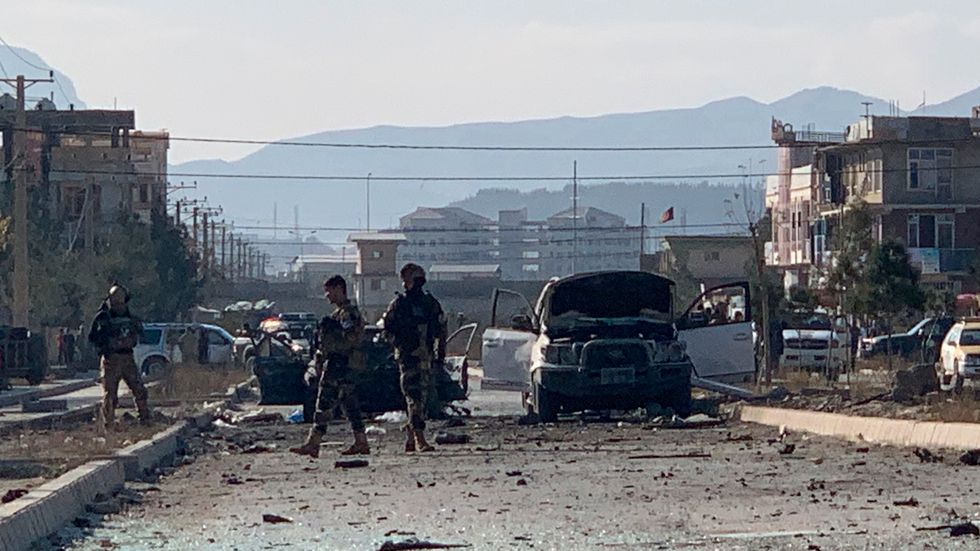 Afghanska säkerhetsstyrkor vid platsen för bombdådet.